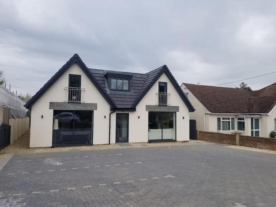 Evergreen Lodge - Two Bed Lux Flat - Parking, Garden, Patio, Wifi, Netflix - Close To Blenheim Palace & Oxford - F3 Kidlington Bagian luar foto