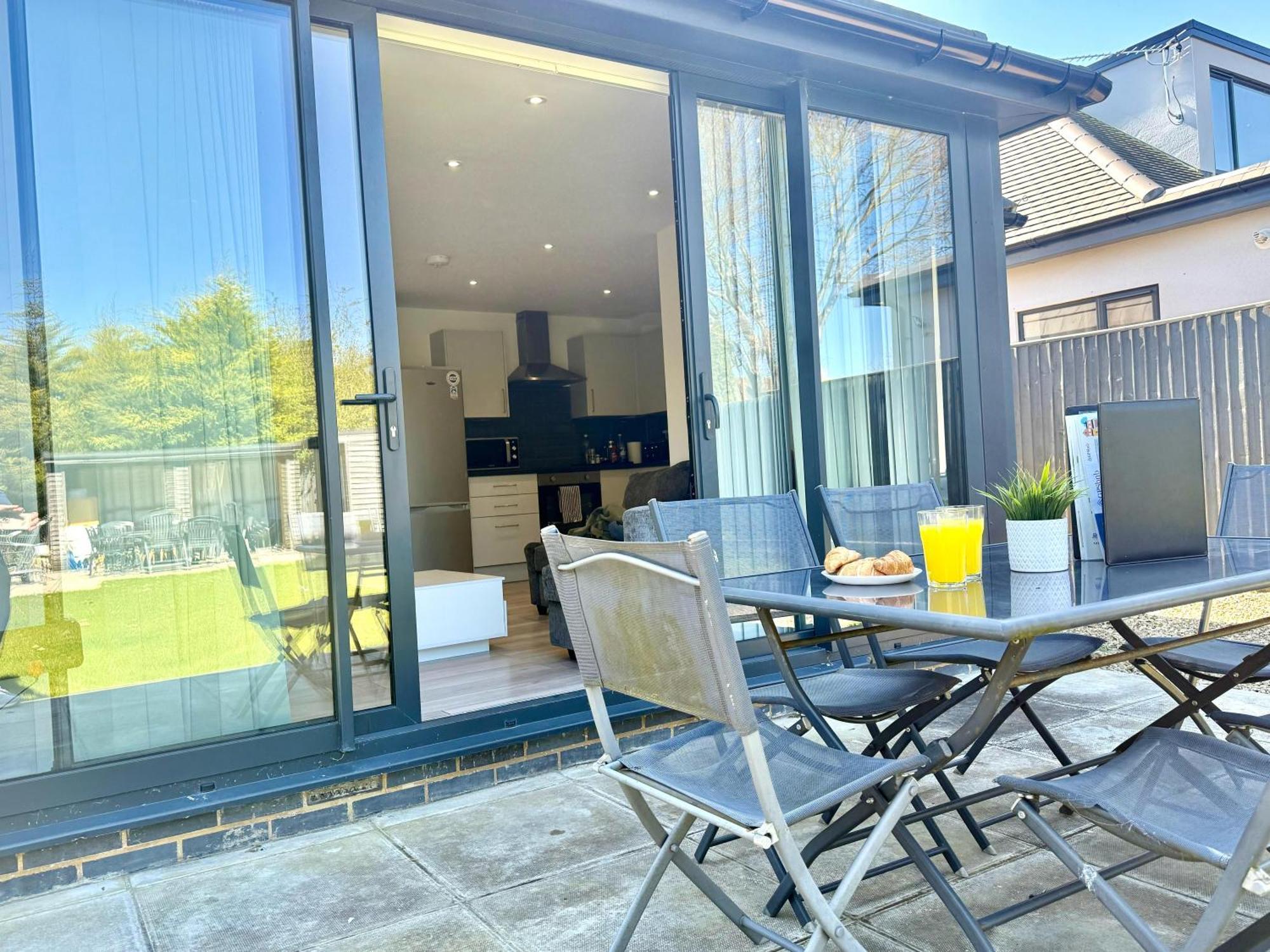 Evergreen Lodge - Two Bed Lux Flat - Parking, Garden, Patio, Wifi, Netflix - Close To Blenheim Palace & Oxford - F3 Kidlington Bagian luar foto