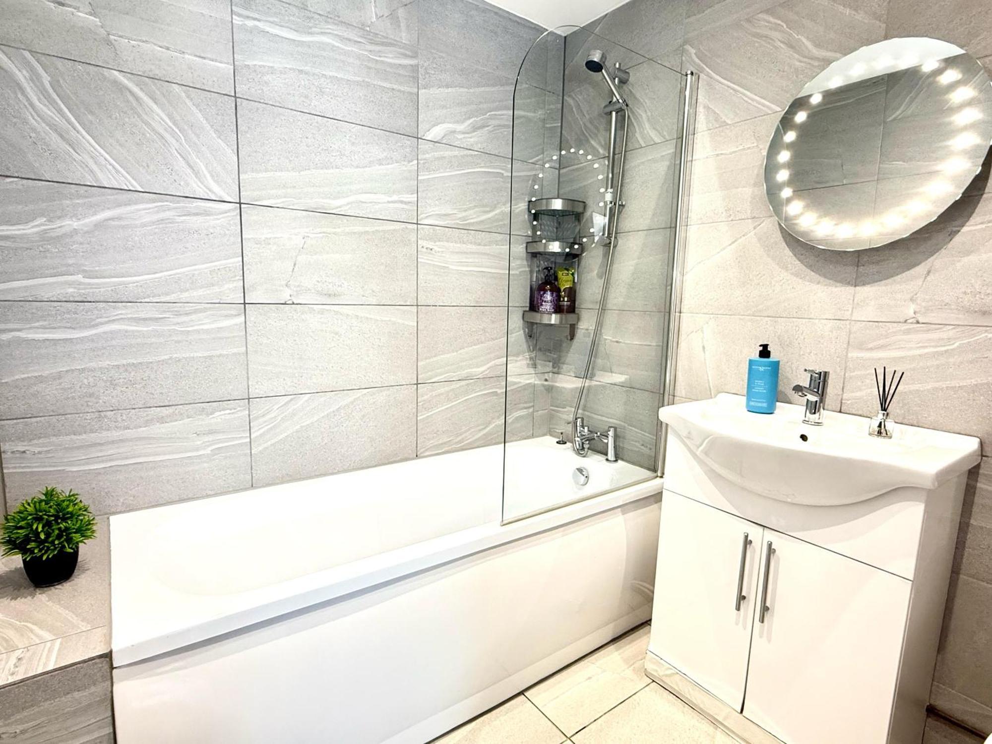 Evergreen Lodge - Two Bed Lux Flat - Parking, Garden, Patio, Wifi, Netflix - Close To Blenheim Palace & Oxford - F3 Kidlington Bagian luar foto