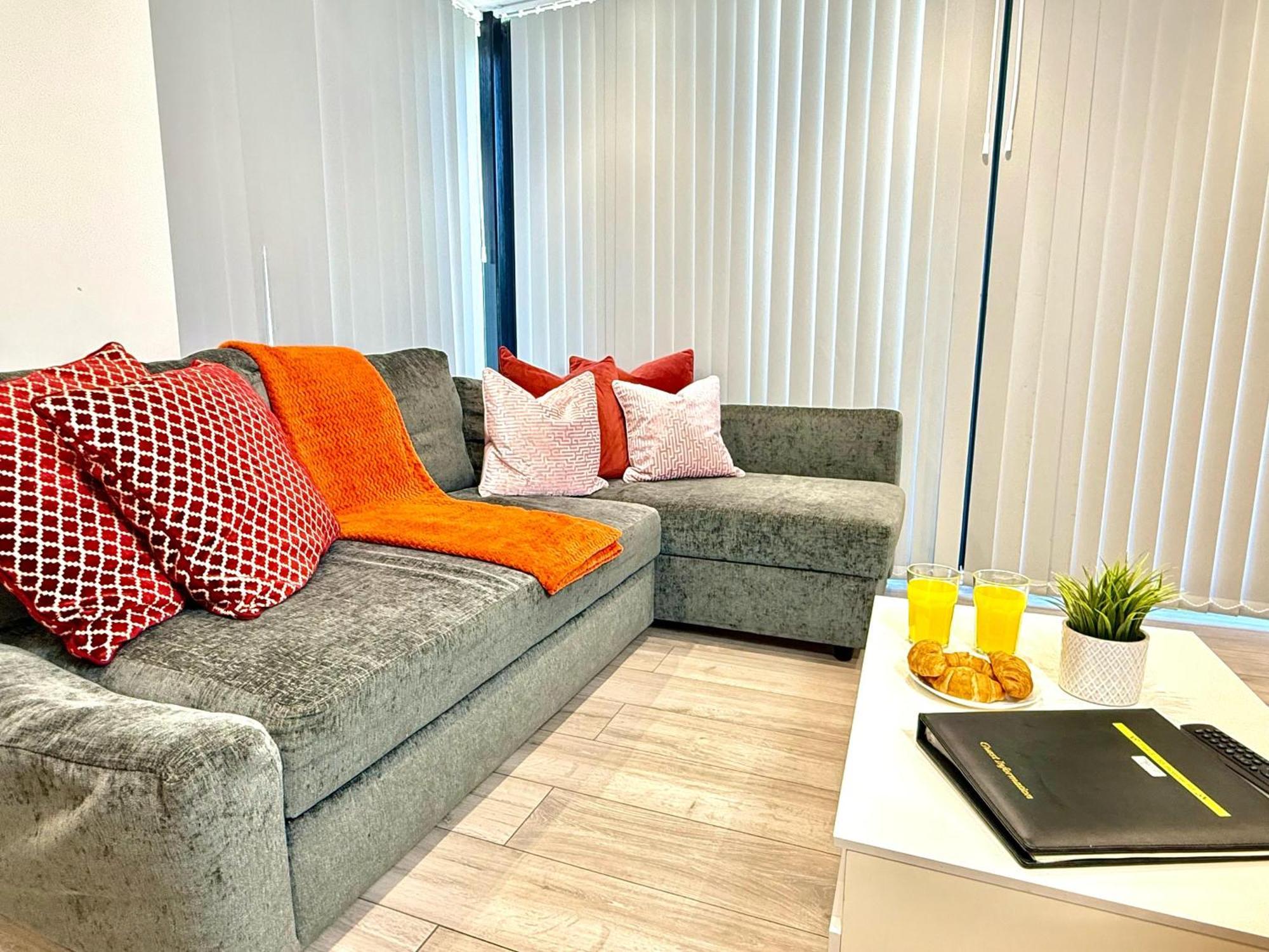 Evergreen Lodge - Two Bed Lux Flat - Parking, Garden, Patio, Wifi, Netflix - Close To Blenheim Palace & Oxford - F3 Kidlington Bagian luar foto