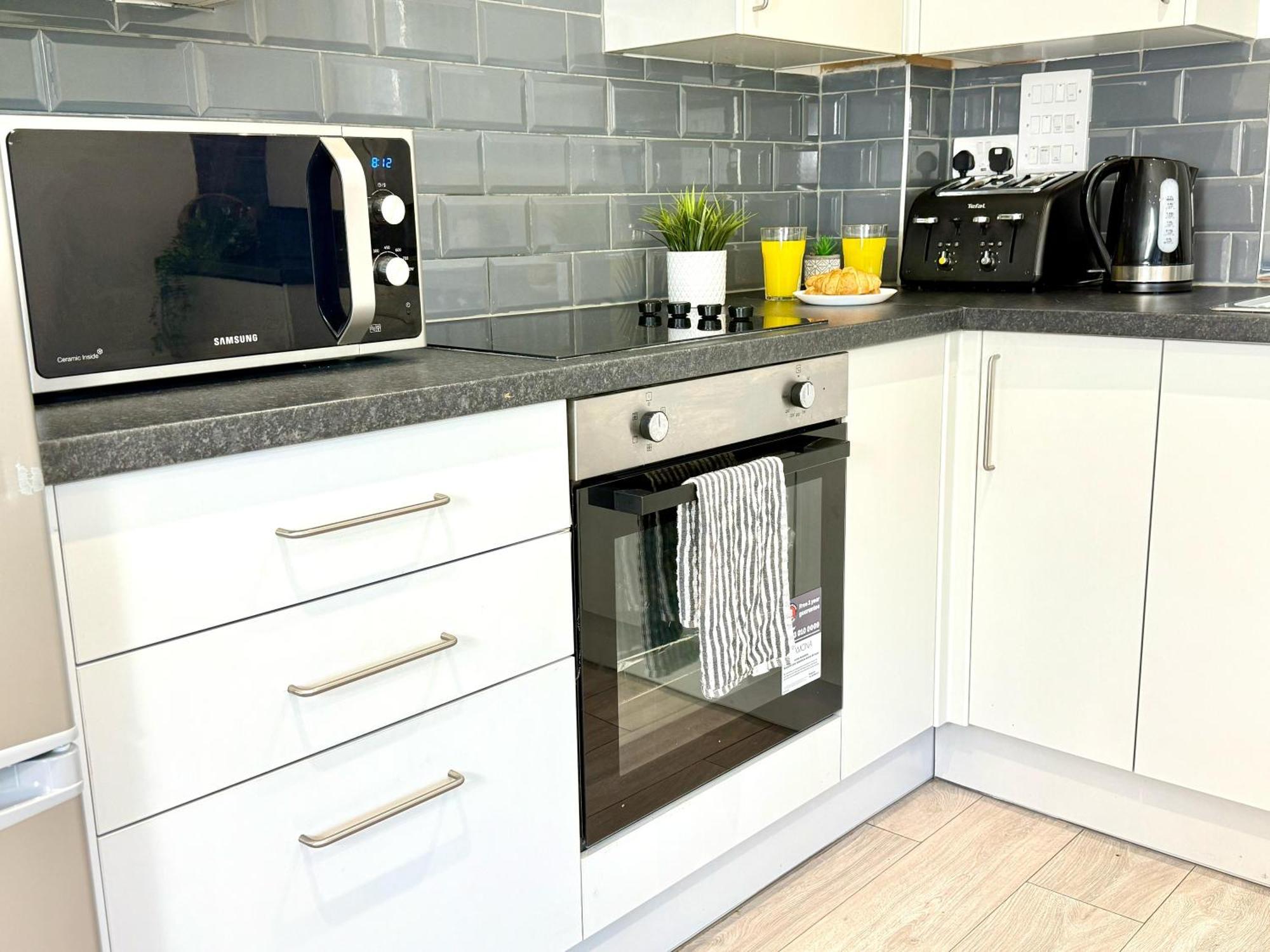 Evergreen Lodge - Two Bed Lux Flat - Parking, Garden, Patio, Wifi, Netflix - Close To Blenheim Palace & Oxford - F3 Kidlington Bagian luar foto