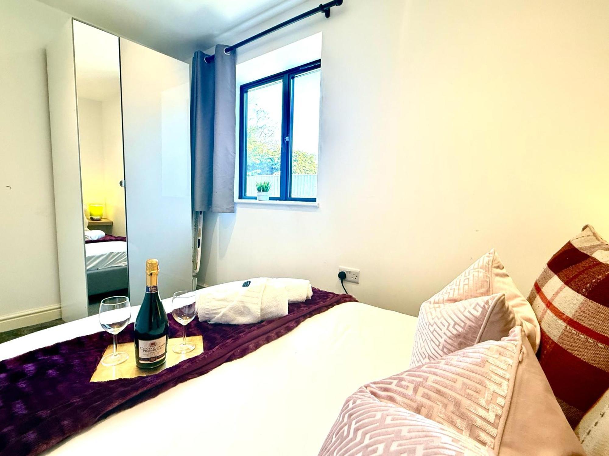 Evergreen Lodge - Two Bed Lux Flat - Parking, Garden, Patio, Wifi, Netflix - Close To Blenheim Palace & Oxford - F3 Kidlington Bagian luar foto