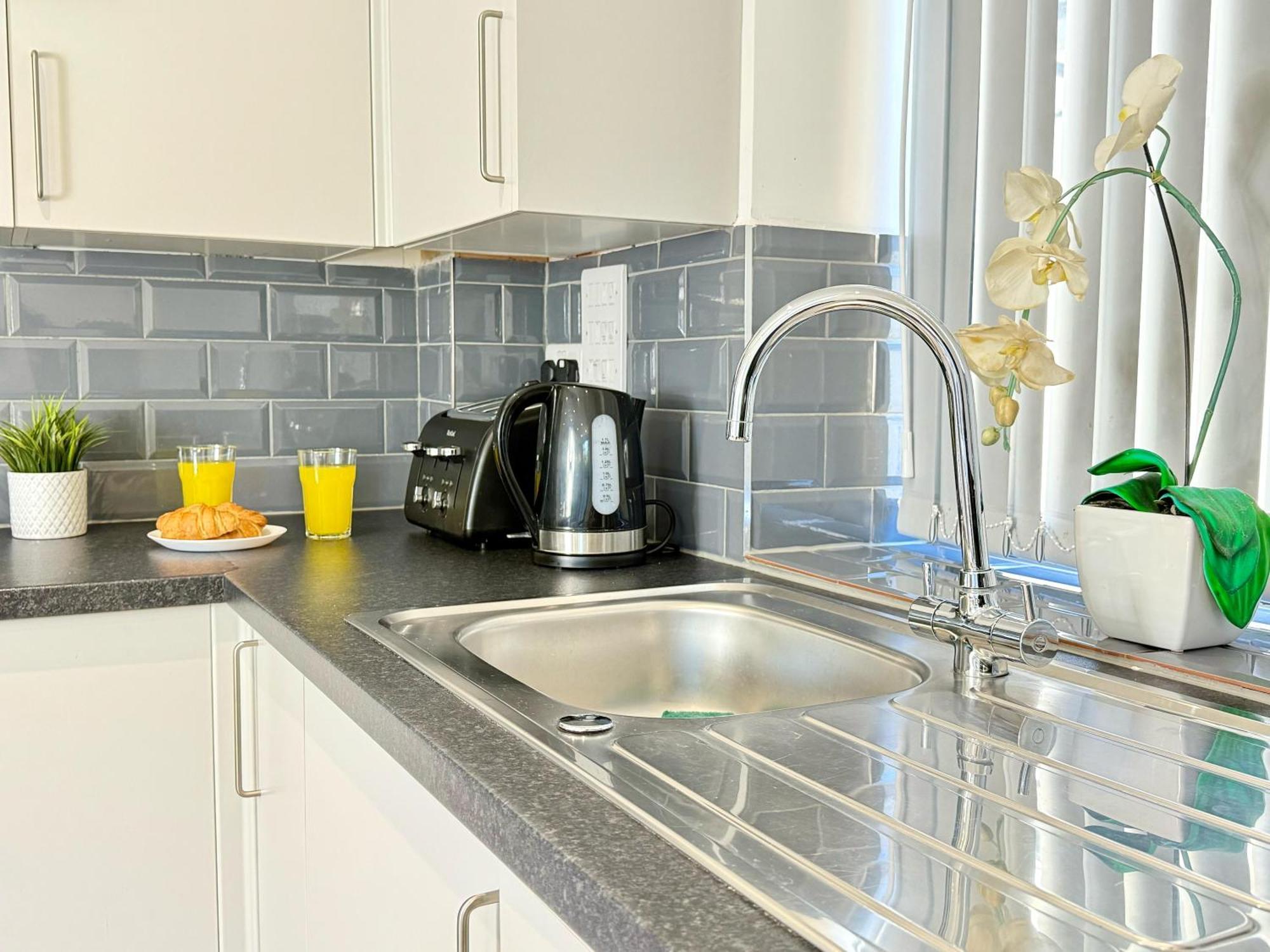 Evergreen Lodge - Two Bed Lux Flat - Parking, Garden, Patio, Wifi, Netflix - Close To Blenheim Palace & Oxford - F3 Kidlington Bagian luar foto