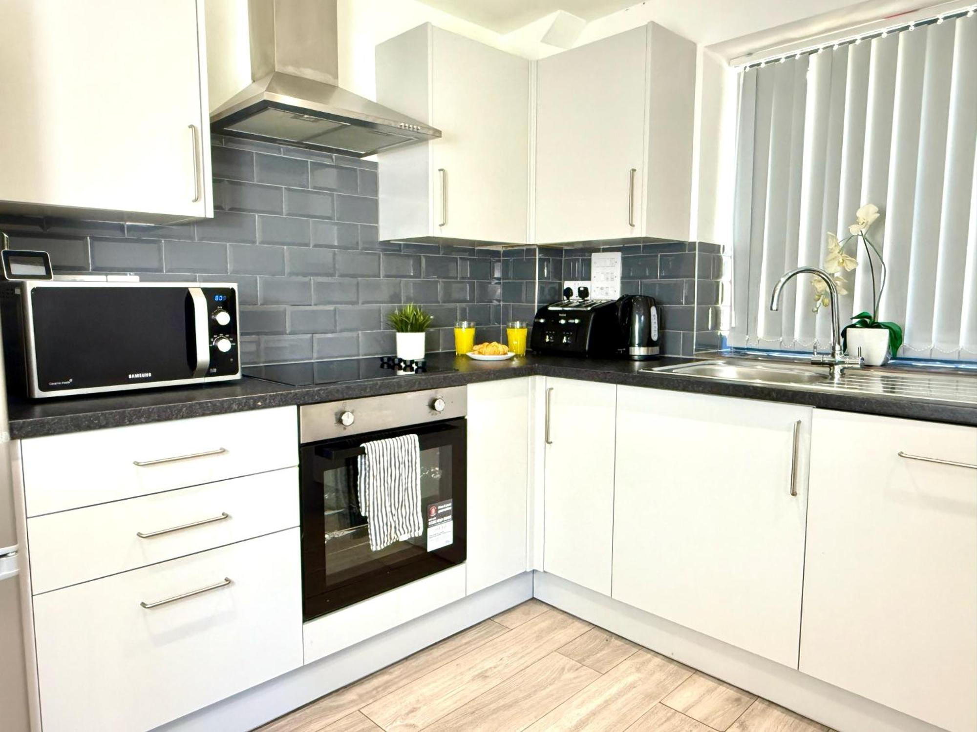 Evergreen Lodge - Two Bed Lux Flat - Parking, Garden, Patio, Wifi, Netflix - Close To Blenheim Palace & Oxford - F3 Kidlington Bagian luar foto