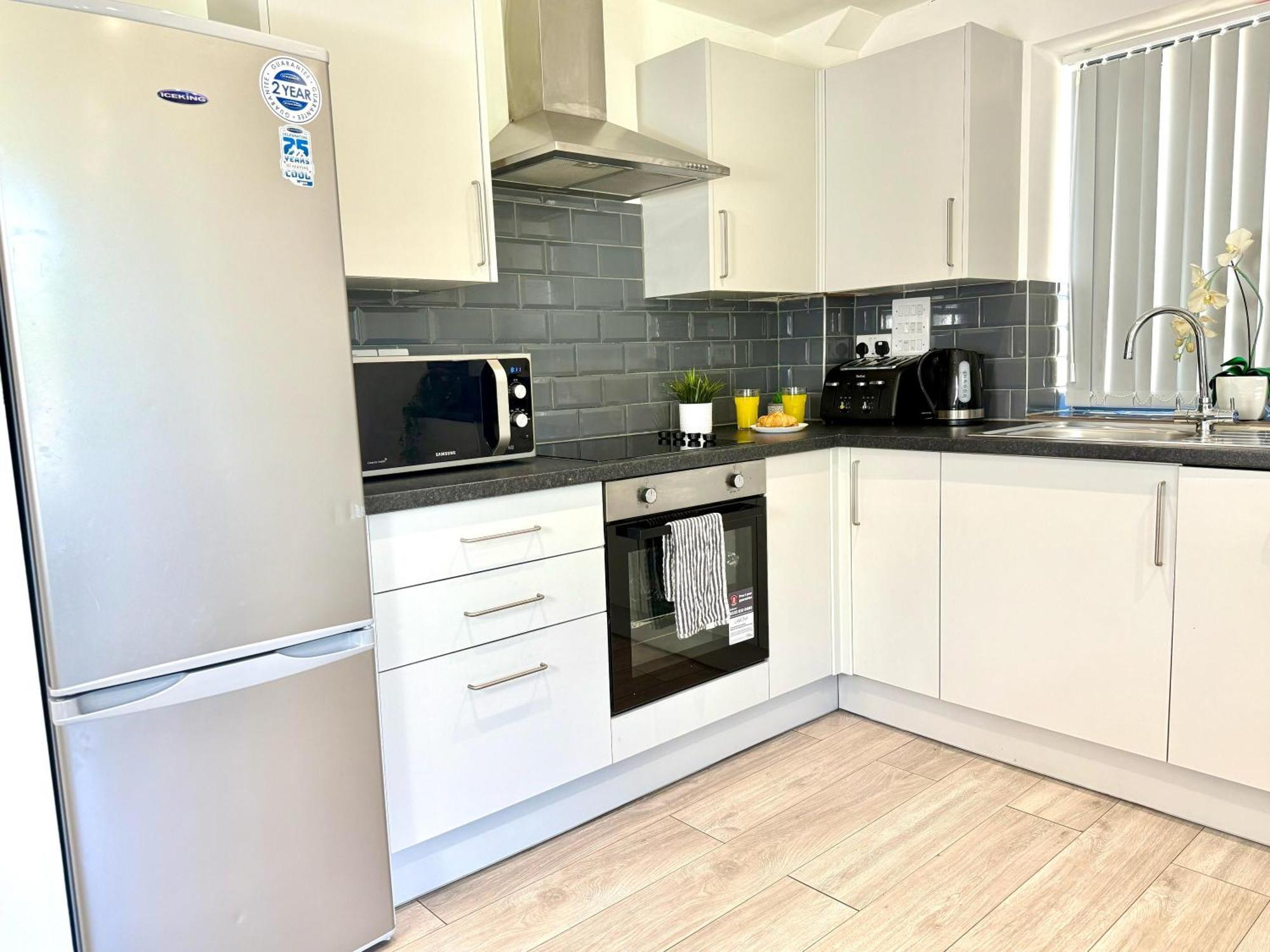 Evergreen Lodge - Two Bed Lux Flat - Parking, Garden, Patio, Wifi, Netflix - Close To Blenheim Palace & Oxford - F3 Kidlington Bagian luar foto