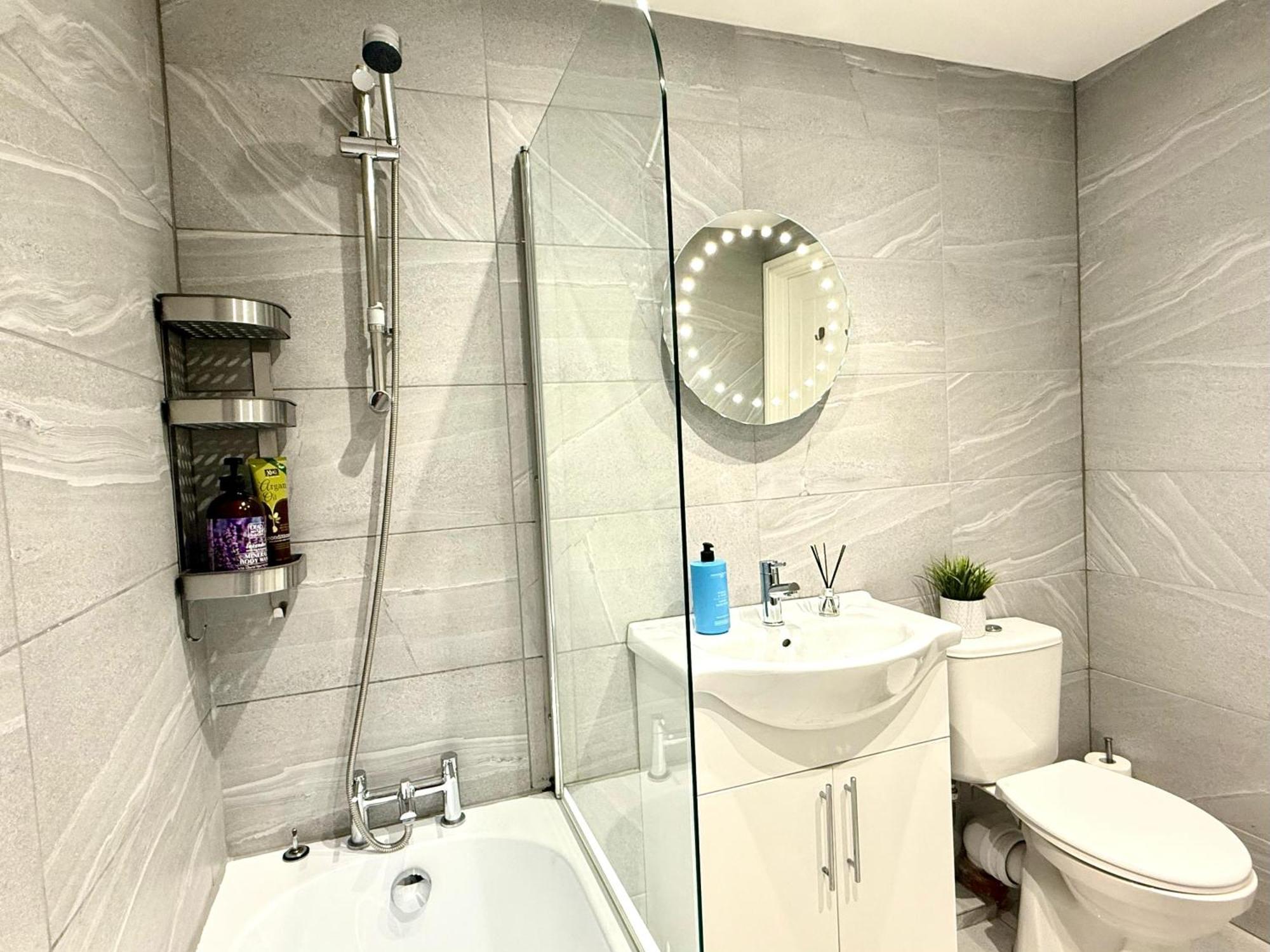 Evergreen Lodge - Two Bed Lux Flat - Parking, Garden, Patio, Wifi, Netflix - Close To Blenheim Palace & Oxford - F3 Kidlington Bagian luar foto